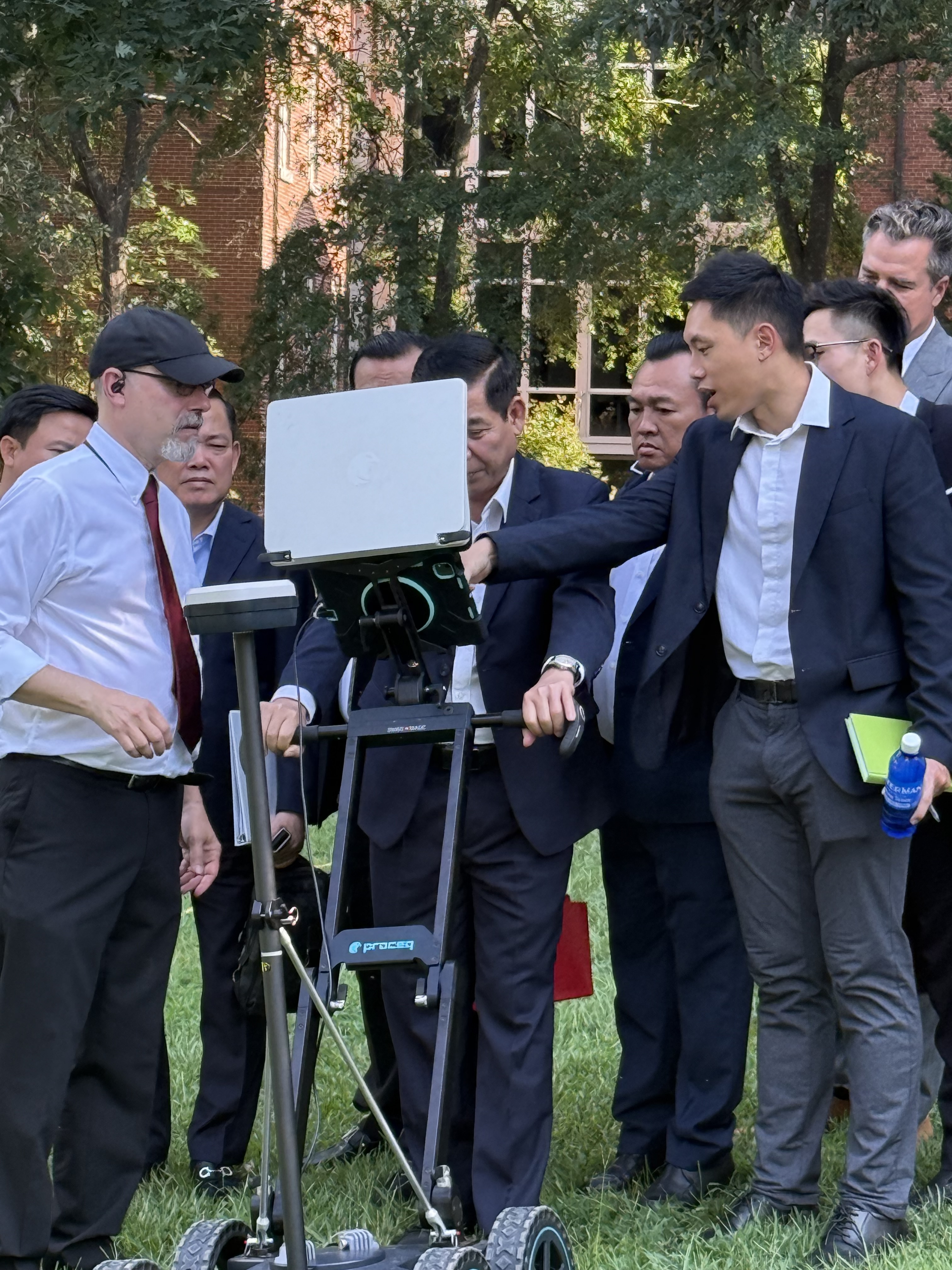 Sergio Bernardes and Vietnamese delegation at cemetery