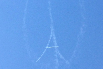 eiffel tour skywriting